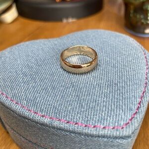 Women’s simple gold ring